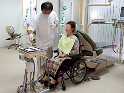 車椅子専用の治療用ユニット